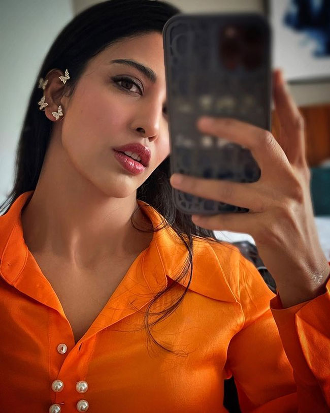 Staggering Looks Of Daksha Nagarkar